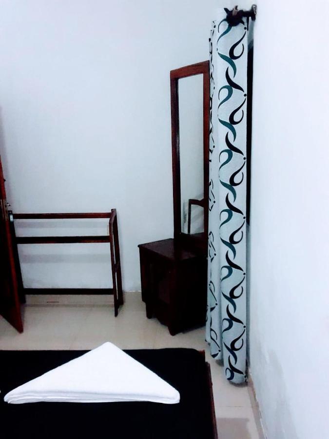 Black And White Kandy Guest House 02 Deiyannewela Exteriör bild