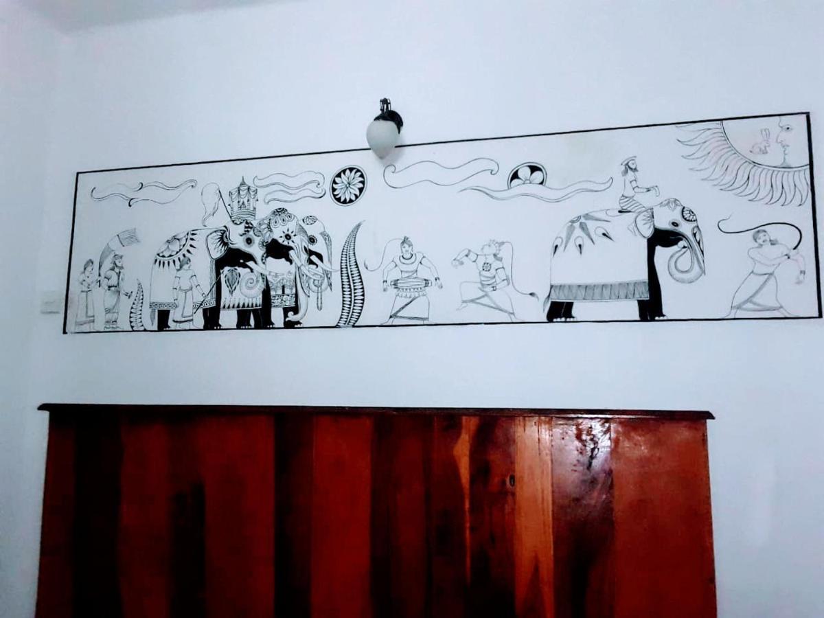 Black And White Kandy Guest House 02 Deiyannewela Exteriör bild