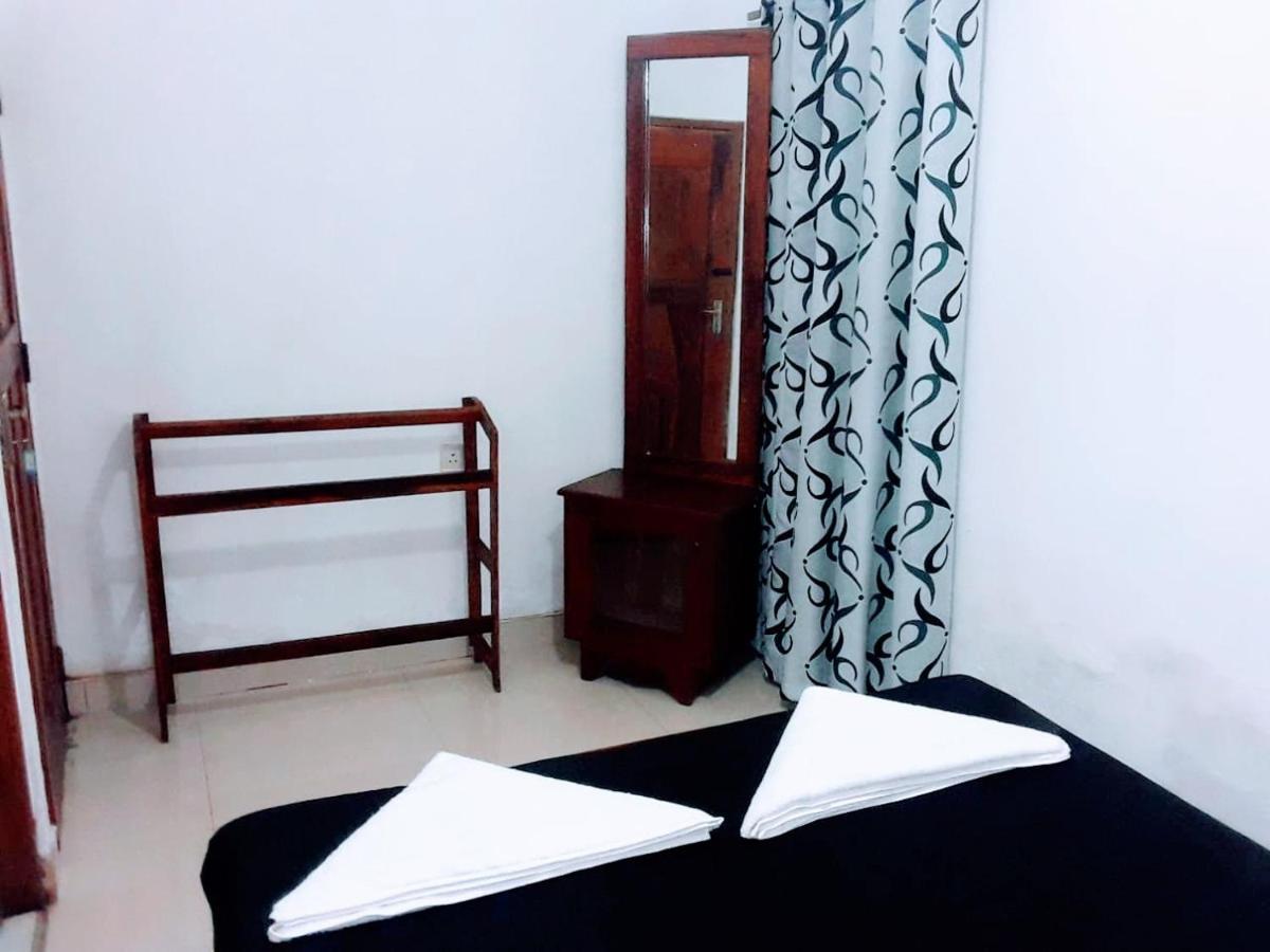Black And White Kandy Guest House 02 Deiyannewela Exteriör bild